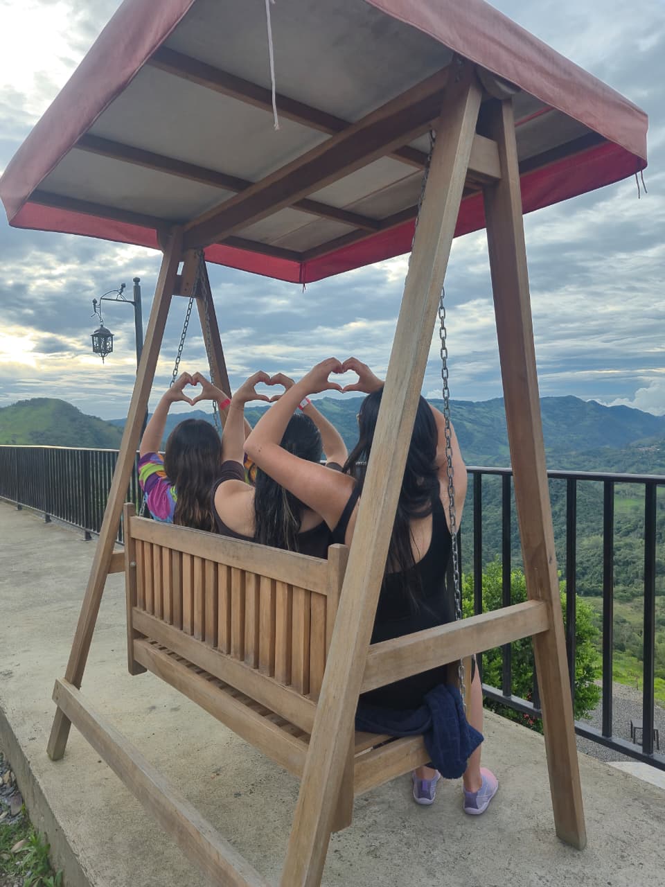 Zona de descanso con vista a la montaña